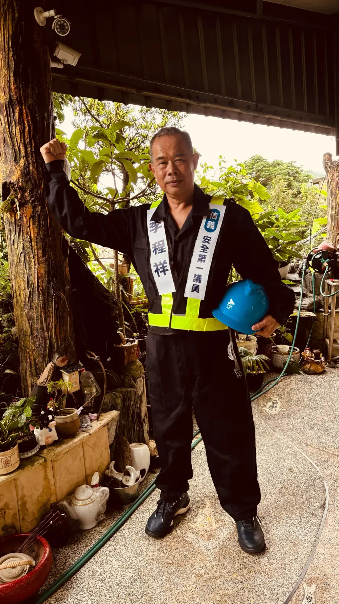 李程祥在地方現場持安全帽留影
